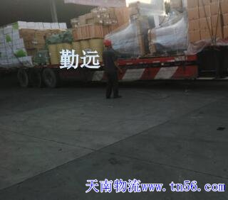 回程車在貨運(yùn)市場裝貨